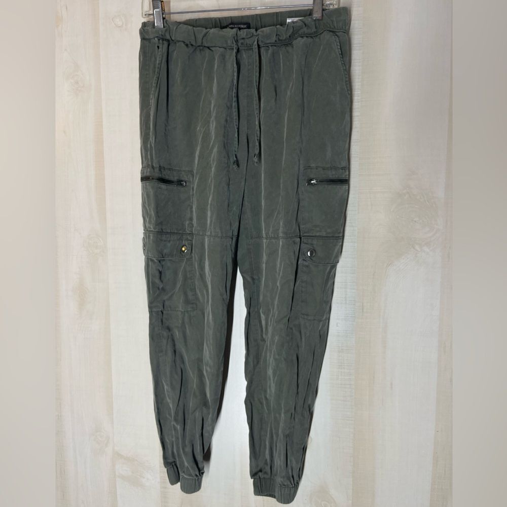 Banana Republic green dressy cargo utility joggers, size‎ medium